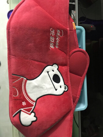 哈哈，买来热敷颈椎用的，可以一边热敷一边做事情，解放了双手，材质很柔软，不会使皮肤发痒，热水袋加热过程很安静，并没有那种煮沸似要爆开的那种恐怖感。隔着布套热敷颈椎，感觉温度大约有45度，这个温度刚刚好，颈椎烫得很舒服，坚持热敷一个月再看效果。