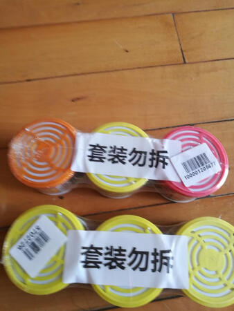 首先打开这个包装，一共有三个，包装还是比较完好的，没有破损。这款产品的味道是那种柠檬的清香型，还是比较不错的。美中不足是上边贴的套装勿拆的贴纸，非常不好撕，采用的是京东快递，速度非常快。昨天下单，