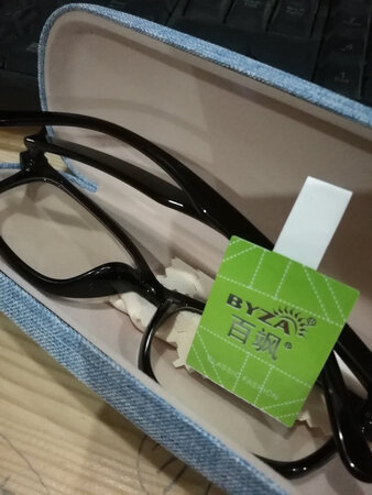 真的很不错，眼镜造型也非常漂亮，镜片透亮～还送眼镜盒，袋子，擦镜布等，性价比超级高！一次买两付太明智啦～