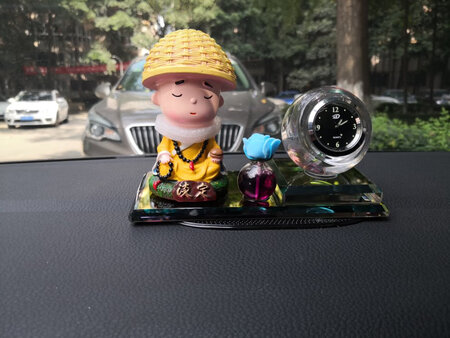 看着很漂亮，很精致，只是送的香水味道太浓