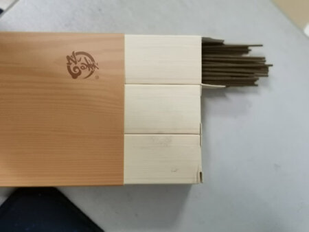 双十一入手的线香，不得不说，当别的平台买的东西到今天还在路上的时候，这个线香已经到手几天了。京东自有物流体系真的体验很好！这也是我喜欢在京东买东西的原因之一。
线香有三种，跟图片展示的一样，没有区别，打开包装就有一股清香，暂时还没开始用。
线香比较细支，可能没有对比看不出来，总体还是不错的。