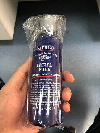 产品质感：比较细腻，个人觉得会有点油！
适合肤质：中性，干性，混合性！
产品香味：味道很清爽，
使用效果：很保湿，挺喜欢的。
补水效果：补水很不错！
还在持续使用中，给朋友也推荐了这款！快递很给力，包装也很好！好评！