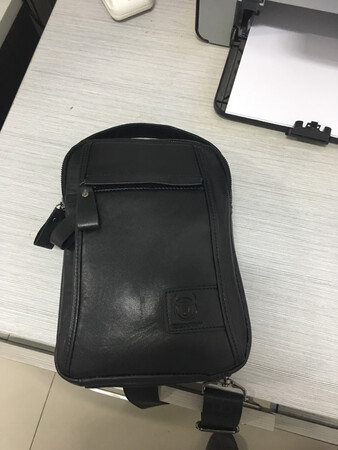 材质是真皮的！比较满意大小也合适