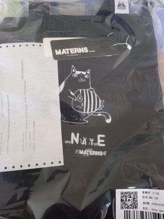 外观颜值：我这次买了黑色的小包，上面有猫和鱼的图案，很喜欢。
材质手感：材质不错手感舒服。
容量空间：容量空间很大，可以装得下几本书呢。
适用场合：这款包休闲百搭。拿到办公室小姐妹们都很喜欢。