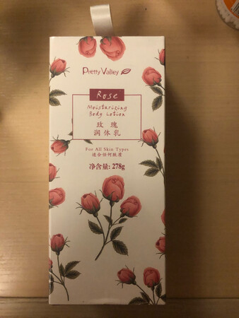 又是满意的一次购物。特喜欢汇美舍的东西，这次入手好几样。面膜、润体乳还有手霜。润体乳引领我走上汇美舍使用之路。味道清新淡雅，纯真回味无穷，细腻光滑。值得使用的一个品牌。我与老妈一起享用。物流很快。包装很好，里面都用防撞泡泡，物品包装完好。值得在此购物。