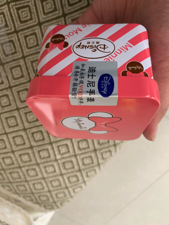 给女儿买的第三块这款电子表，学生需要的功能都有，没有其他花哨的功能，适合学生用，做工精致，包装精美，表带软硬适中，之前的这个表用了三年，表带会老化变色开裂，侧面按键会失灵，不过这个价位这个质量已经很好了！物流很快！快递小哥很赞！