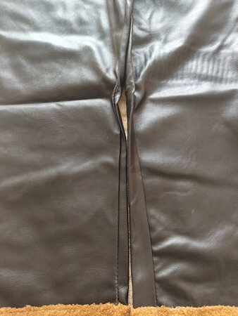 样式还行，质量太差，刚买的裤子就有脱皮的现象，而且还有一股很大的味道，裤子里也只有薄薄的一层绒，与描述不符。