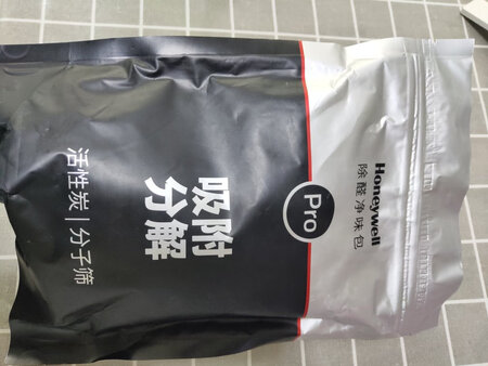 首先说一下物流，京东物流一如既往的好，真的非常给力！包装质感很好，果然一分价钱一分货，效果应该比那些便宜的要好很多，准备放在新车里，另外很贴心的有一个挂绳，真的很方便，档次放感也立马提升了很多，不得不说选它是对的，冲的大牌的信心