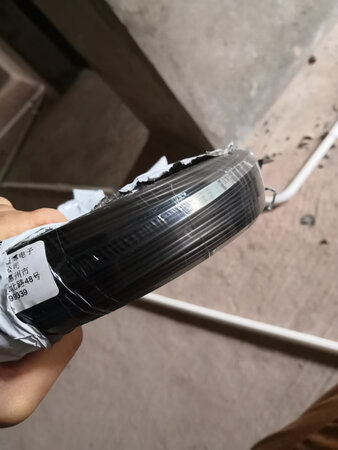 家里装修，改了弱电箱的位置，原先准备埋网线，后来想了想，何必留一个光猫在外面，干脆买了光纤，这款光纤摸起来质量很好，包线很有弹性，不像街上卖的那种摸起都软巴巴的，为了保险期间，一次埋了两根进管子，电工师傅说这个线还是不错，埋两根进管子肯定是万无一失啦，具体通信效果如何，等装修完入住后再继续来追评吧。