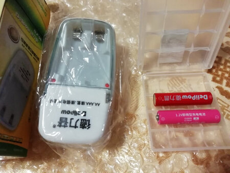 物流时效：发货很快，物流也很快，下单后第二天就到了。
包装外观：包装完好，电池还有专用的盒子装，就是防撞的泡泡纸再放多些，把物流纸盒塞满不让物品晃动应该会更好。
电池电量：留言要AAA的电池，拿到的的确是我要的型号，电量300毫安的。
充电时长：拿到时试用还有电，准备用完再充，暂时还不知道要多久充满，包装盒上有计算充电时间的公式，但不是看得太懂。
