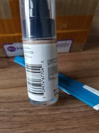 产品包装：严实
产品质感：细腻
适合肤质：中干性
遮瑕效果：中等
保湿效果：上等