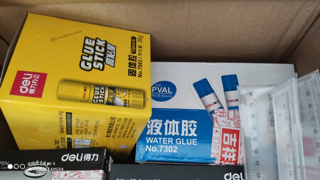 单位用的办公用品，一直是得力的，基本上也在京东商城买，质量基本上还可以，价格相对来说还是便宜一点吧。这次的胶棒可以用几个月的了，具体的质量情况还是过段时间再发追评吧。京东快递比较迅速，基本上都是第二天送货，快递小哥服务态度挺好，最近单位买的东西多，每天都有送的货，希望继续保持好。