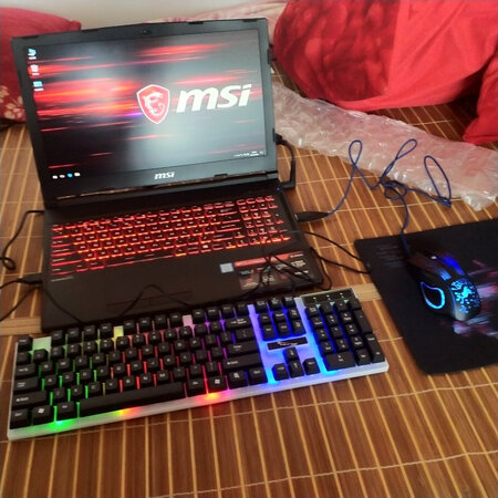 画面品质：画质不错
包装保护：保护的可以
外形外观：外形挺好看的
亚索客服服务态度也非常好，很好的一次购物体验