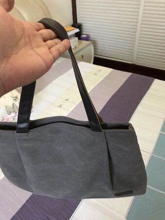 随便买个陪孩子出玩装东西的袋子 没想到碰到了惊喜 东西很赞 就是物流慢了点 真心不错