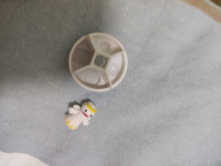 玩起来不方便，很小一个，拿到的时候下边的是坏的，自己重新修好了，客服也不回，可以说是很不好的购物体验了