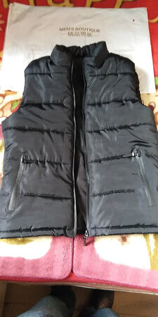 实物与照片不符，照片上的内兜哪去了，金属拉链也变成塑料的了，不诚信的卖家，再也不选这家买衣服了。