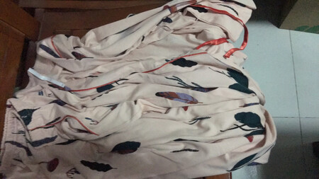衣服质量不错 比较厚的那种 紫光灯照过 零零碎碎有些荧光斑点 比起一般在网上买的衣服好多了