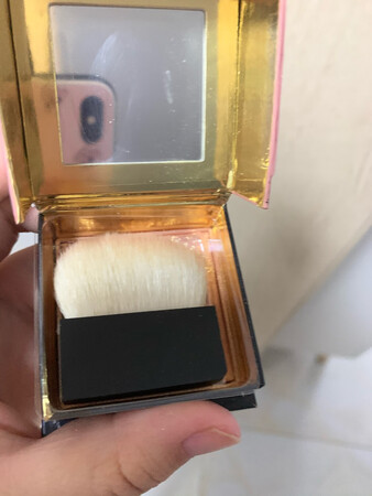 很好看的蜜粉，尤其是味道香香的……连老公都说这个很好闻～我告诉他这是钱的味道啊～～～
送的小刷子很不错，放在里面很合适～刷子取色不太明显，比较适合新手吧，不会一下子画个大红脸，少取色刷多次比较好掌握一点，总之特别喜欢这个！