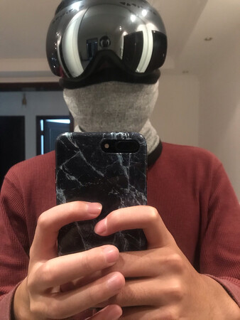 很棒的雪镜，刚好可以卡住近视眼镜，戴起来很舒服