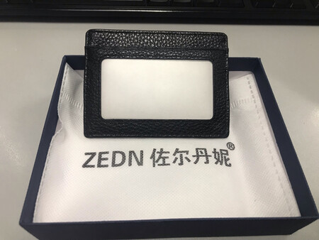 材质柔软，放三张卡刚刚好，小巧精致！