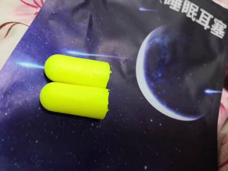 收到这款耳塞已经有几天了，快递还是很快的，第二到手。在宿舍睡觉室友起得早，上下铺的床是真的响，一动声音特别大，被吵醒真的烦，被迫买耳塞来试试，质量很轻，颜色也鲜艳，很柔软，刚开始戴有点不适感，适应两天，效果真不错。