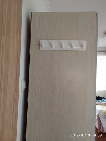 很好的产品，我安装在卧室衣柜的侧面，节约空间，安装很简单，同时可以挂5件衣服，很实用呀，二十几元钱，便宜，小物件，使得室内整齐多了，太值得购买。