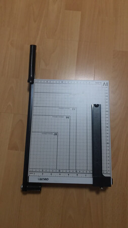 操作难易：操作简单
产品质量：400克铜版纸切起来很快
