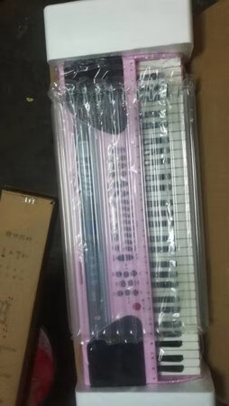 大家好！电子琴使用起来：音律生动优美，健盘清楚易识别，两侧小音箱的外观搭配新颖别致，“是适合培养小女孩音乐知识的好伙伴。”希望大家勇跃购买，以高效益的投资，而不求回报的心态去面对孩子的成长，一定会成为人生的赢家！