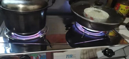 燃气灶和我预想的一样 ，蓝火的， 火力很猛 炒菜很快 ，物有所值 ，安装就比较轻松，京东物派送速度也快， 燃气灶确实好用 好评。