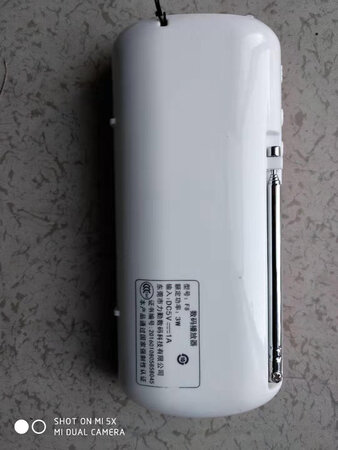 做工质感：和其他品牌相比，做工没有明显短板，外观是烤漆的，看上去烤漆的厚度还不错！毕竟这是第二次购买了，帮一个朋友买的，朋友之所以让我买是因为他看好了我买的那个！
音质音效：还不错！对得起这个价位。
操作难易：比较容易上手。
信号接收：信号不错！收的台挺多！
外形外观：外形小巧，便于携带。
其他特色：显示器是彩色的，还不错！老爷子很喜欢！
