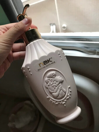 香味是gucci香水味，很浓郁，很好闻，没有很廉价的化学味。价格相当划算了，麦德龙卖70多原价呢。用了几天，感觉很舒适，不油腻，天凉了，皮肤干燥起来了，这么便宜的润肤露挤多少都不心疼哈。用了券再叠加折扣炒鸡划算哟。会再来买的。京东太棒了！