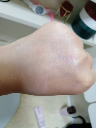 左边是控油版，右边是滋润版。控油版比较稀薄，滋润版比较浓郁。涂开后，滋润版有珠光。准备用控油版搽鼻子区域，滋润版搽脸。推荐购买。