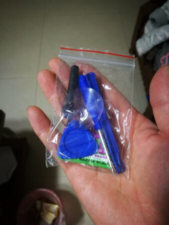 昨天收到货，晚上马上自己动手换下原来已经鼓包的电池。手机满血复活，速度也比原来快了许多。一个上午还剩92%电量，很不错。后期有什么再追评。这是换下来的电池