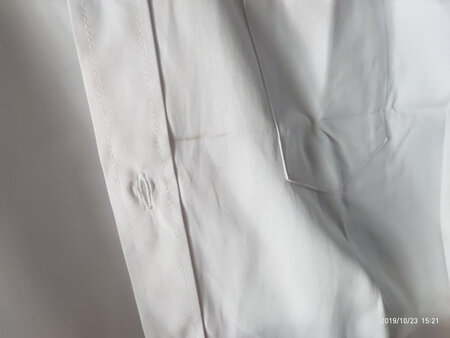 有脏痕，二手么还是？面料挺舒服的，大小也合适。