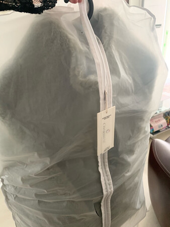 物流配送服务又快又好。外包装很高大上，专门配了衣架和防尘袋（虽然有点破了）拆开包装先检查了一下，没毛病，做工也不错，面料柔软舒适，外面是毛绒绒的里面是麂皮的。上身试了一下，感觉比之前在别家实体店试过的合身。对微胖身材而言一点都不显胖的。对个子不高的人来说长短恰到好处。