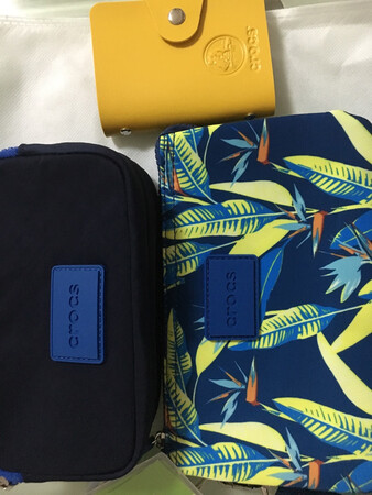 买了两个，换着用，出去手拿着，方便，实用。还送了一个小卡包。