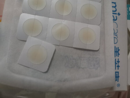 看到有人说对露了白头的效果明显，我把白头和闭口都贴了，好像也没有特别的区别。回头针对一个闭口，白天黑夜的连续试试吧。还有个问题，痘贴贴上去不仔细看基本上看不出来，不过要想贴的边缘特别平整也不太容易，再上粉底的时候有时能看到边缘，还得练吧。