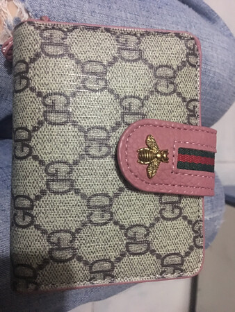 很漂亮的一个钱包，质量还可以，价钱优惠