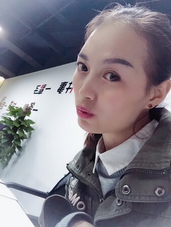 产品质感：感觉可以还送一个小镜子。
产品颜色：西柚色
持久效果：正常一天
滋润效果：还可以
适合肤色：皮肤白的人