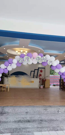 京东配送服务的速度真的是无话可说的，而且服务质量非常不错!虽然收到的气球颜色与图片上有点不一样，但是质量绝对是,很好的！气球架子的用料非常好，也有一定的重量，整个安装过程非常简单、顺利，而且整个架子非常稳固，不会摇摇不定，孩子们见到也非常开心?！