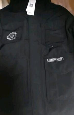 令人很满意很开心的一次购物，才秋天就备好了今年的羽绒服。活动力度很大，价格很满意了。羽绒服是工装风格的，比较宽大，选了这个码有点大了，其他都没得挑。很厚实，试穿十几秒就热得不行，第一次买白色的，挑战一下自己?，希望能保持干净