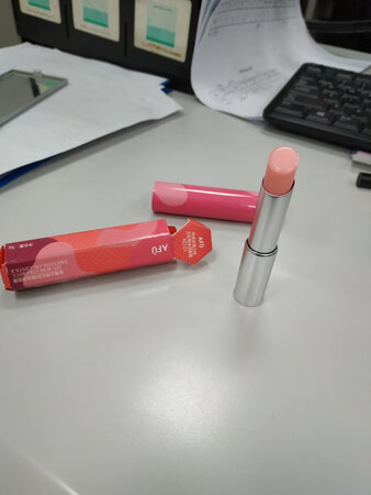 产品质感：包装精美
产品颜色：淡淡的粉色
持久效果：很持久，不吃东西挺一天应该没问题
滋润效果：真的非常滋润，感觉比大牌子的都好
适合肤色：白晳肤色