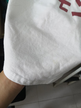 衣服很好，做工精致，这样的价格买到，实在是很少。包裹送的也挺快，两天就到了。跟图片上相差不大，宽松薄款，百搭型。很适合去逛街、看电影，喜欢白色。是个潮流范儿，穿了大半个月吧 ，没出现什么起球啊之类的，也没出现其他的啥问题，挺好。下次再来
