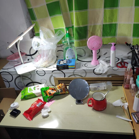 90分满意的桌子，安装与使用过程都比较舒适和方便。先夸一下物流，京东物流就是快，到货非常快，能很快就使用上。然后桌子很有份量，确实挺沉的，无需过多安装，把两面的桌子腿直接往外拉出来就可以直接撑起来了，唯一不足的是，桌子确实有点不太稳当，桌子腿感觉有点不太一致，有一根腿感觉稍微短了一点，老是晃荡，拿卫生纸和透明胶包上调整了一下就好了，现在使用还是很满意的！