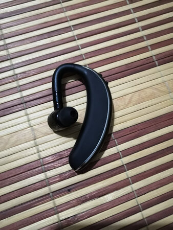 一般吧，音质一般我无所谓，用来接电话的，但是对面经常听不清我说话，话筒有点远了，戴一天的话耳朵稍微有点痛，报名字倒是可以的