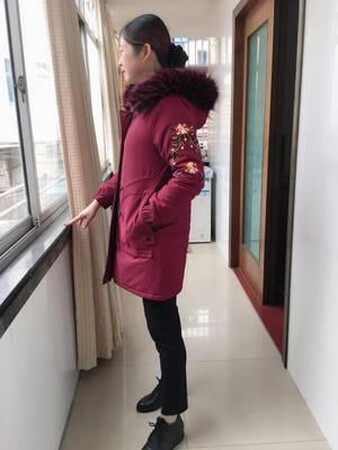 衣服收到了，没有色差，和图片一样，很厚实保暖，大毛领很上档次，真的很喜欢，穿着不老气。完全超出期望值很满意的一次购物，信赖京东品质