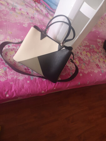 这么久才来晒单包包很喜欢，老公给我的生日礼物，很大的一款，先放着等出门用哦
