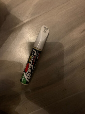这个白色补漆笔还真不错?，推荐大家购买，包装很仔细，赶上京东商城网购购物狂欢节，很好的产品，修修补补的不错味道也不大，质量很好，保质期应该还可以，纯白色的颜色很好的，这个品牌假的很多，但这个是真品的。