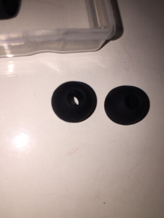 做工质感：做工质量 没的话说 ，正宗的硅胶 戴进耳朵里面 非常的舒服 ！
音效音质：原装的是三星的耳机 由于掉了一个造成不能使用 现在好了 买了以后 跟以前的比较的话 音质更好 低音下得去高音上得来。比原装的耳机好很多！
舒适度：舒适度大小合适 爱情耳朵里面非常的舒服！
颜色外观：有白色的和黑色的 我这边购买了黑色的 因为考虑到颜色 使用起来没那么夸张 白色的时间长了肯定会变黄 变脏！
其他特色：真是没有想到能够在网上以这么低的价格买到这种耳塞 让我的耳机又起死回生了 这个东西卡的比原装的更紧一些 所以很放心 不会容易掉了！
