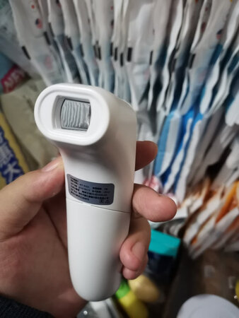 买了的这款额温*本来是给宝宝准备的，结果前阵子自己感冒发烧，用了一下，使用感还挺好的，操作简单，测量的体温很快，很准确，很值得信赖的一个产品。生产日期全新，很满意的一次购物，在京东购物，真的很让人放心！